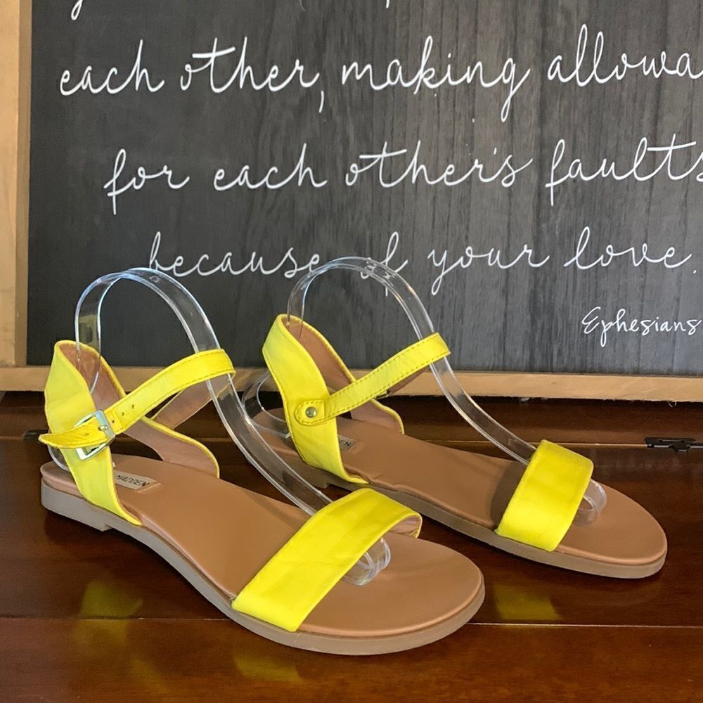 Steve Madden Yellow sandals size 10‎